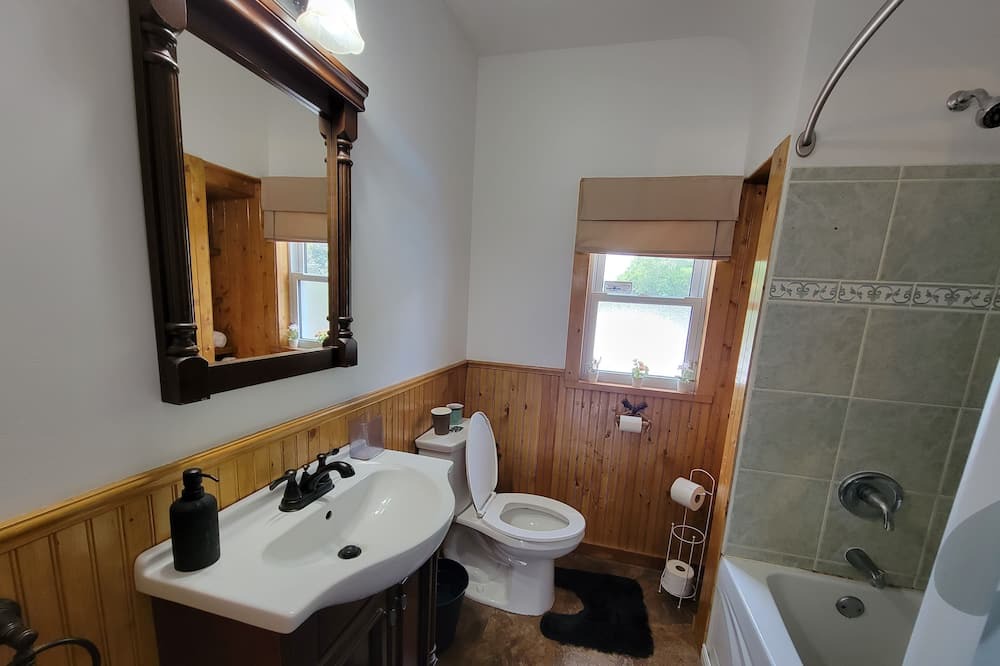 Photo of Bathroom in Deseronto
