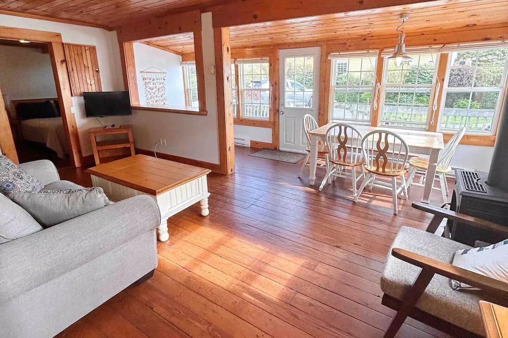 Photo of Livingroom in Boutiliers Point