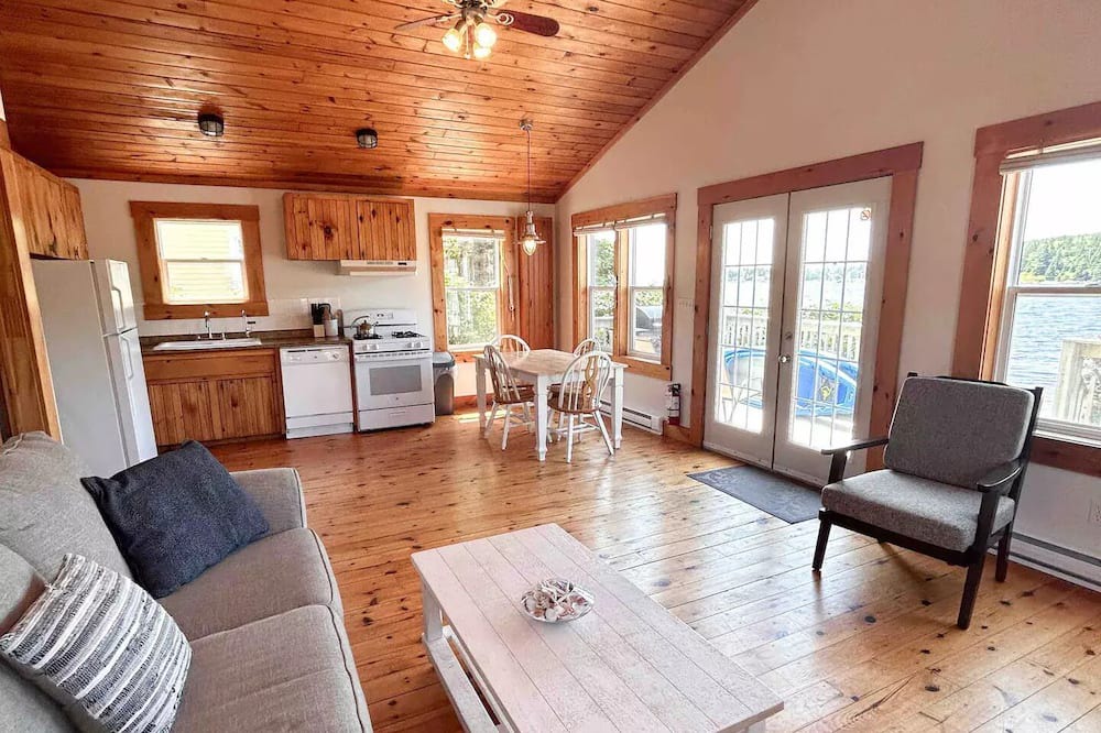 Photo of Livingroom in Boutiliers Point