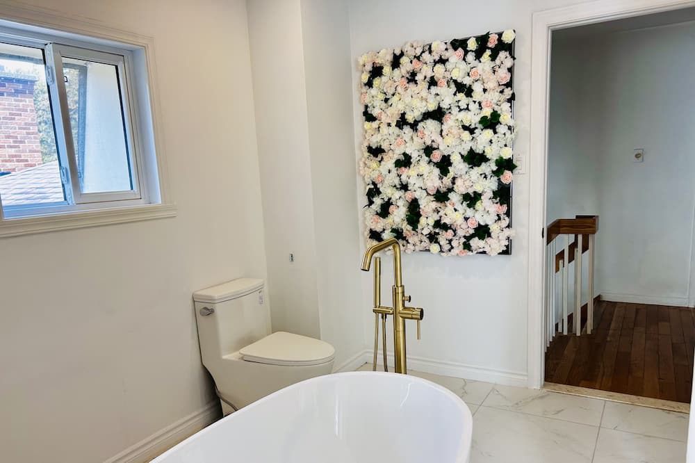 Photo of Bathroom in Laprairie