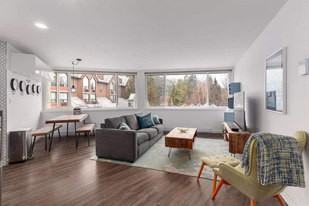 Photo of Livingroom in Whistler Cay Heights