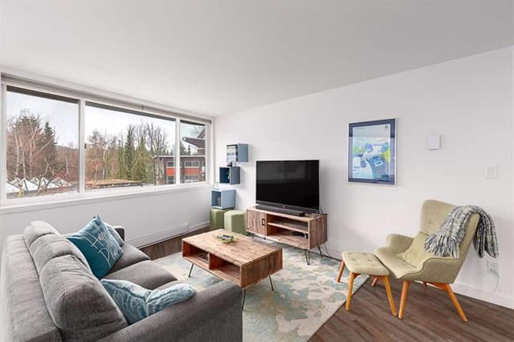 Photo of Livingroom in Whistler Cay Heights