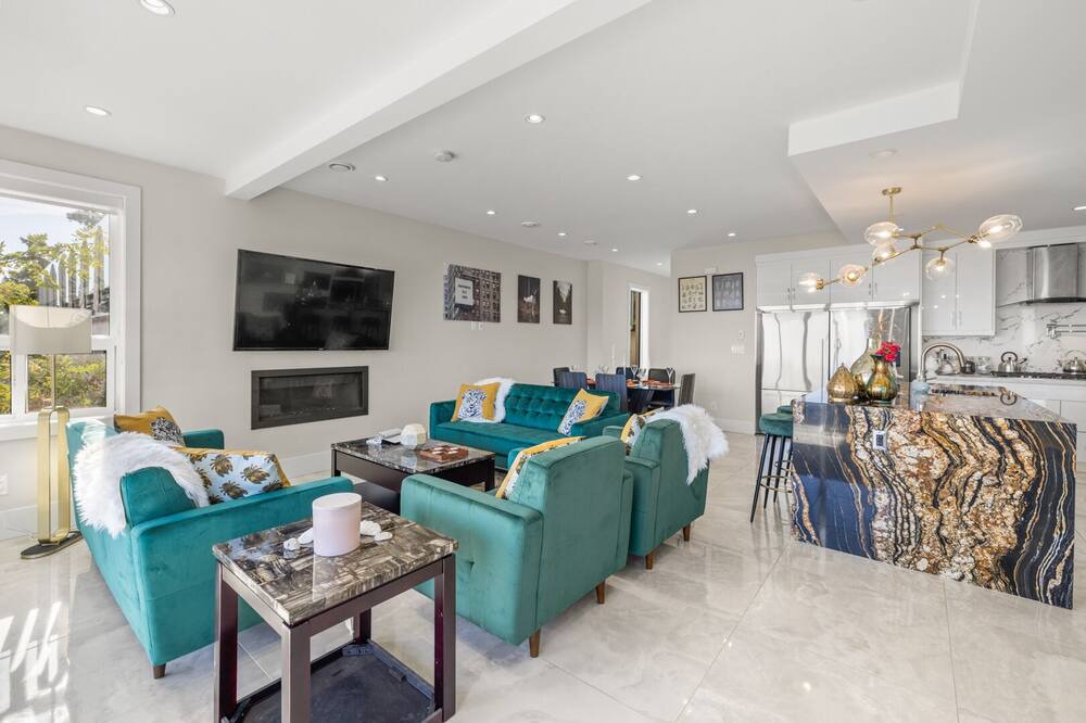 Photo of Livingroom in Colwood