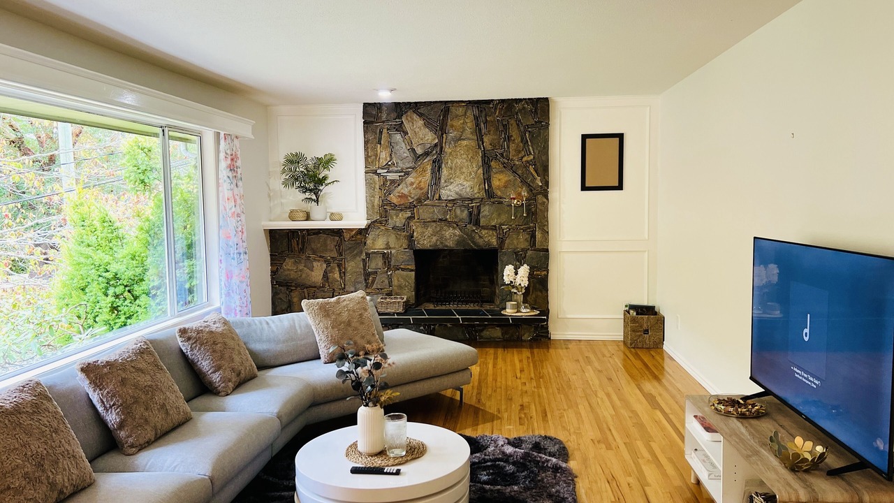 Photo of Livingroom in Cordova Bay
