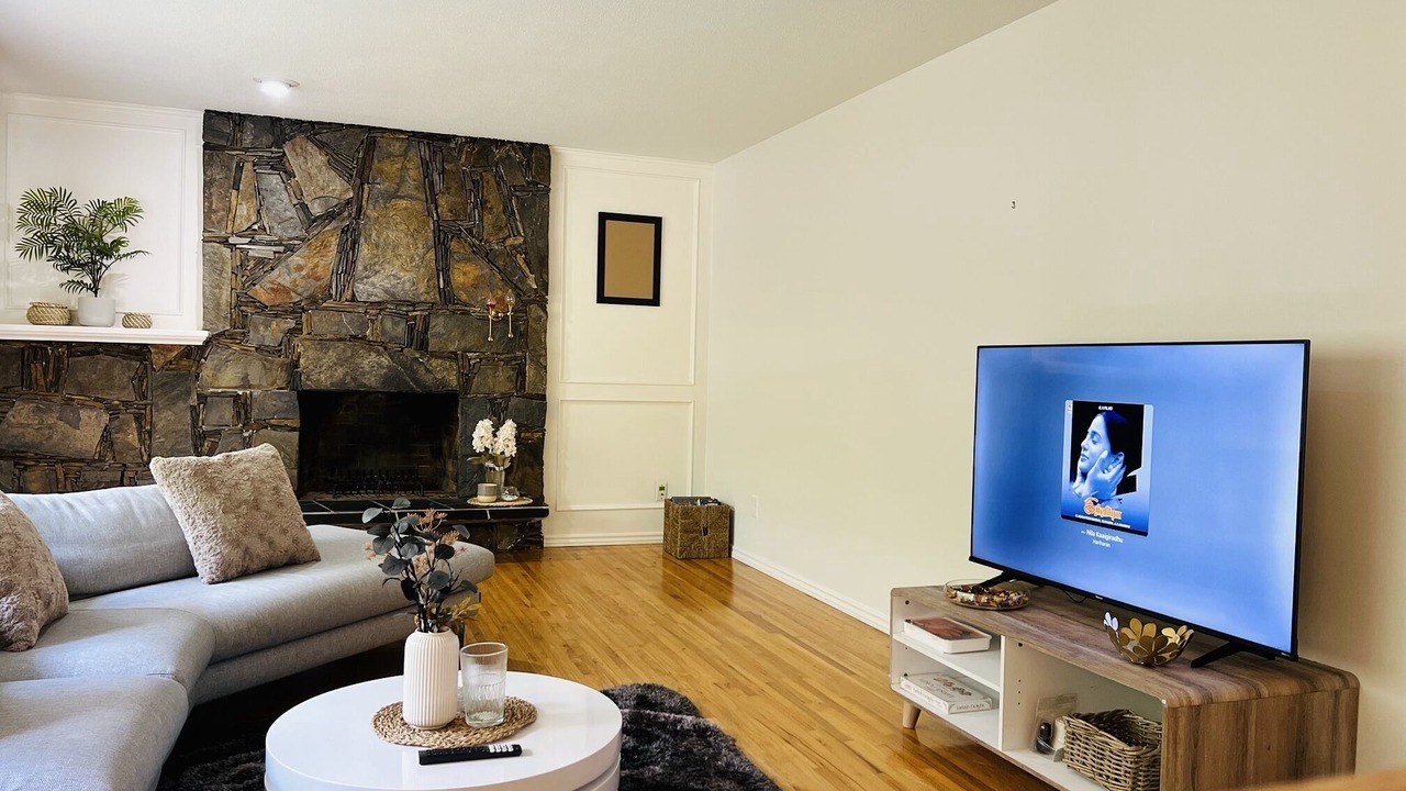 Photo of Livingroom in Cordova Bay