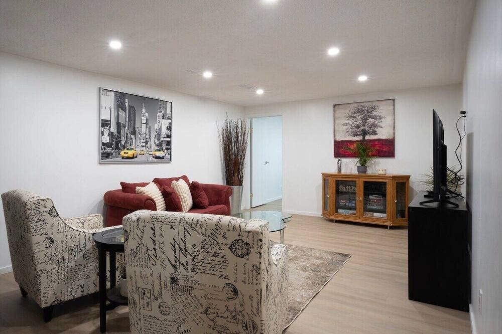 Photo of Livingroom in Leduc