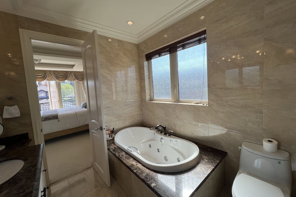 Photo of Bathroom in Arbutus Ridge