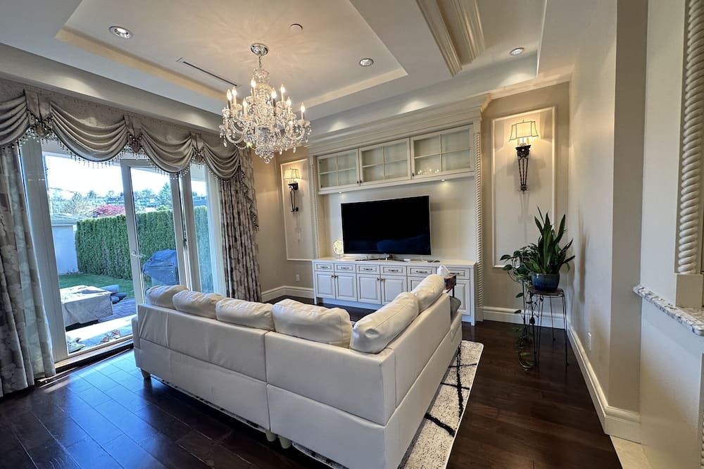 Photo of Livingroom in Arbutus Ridge