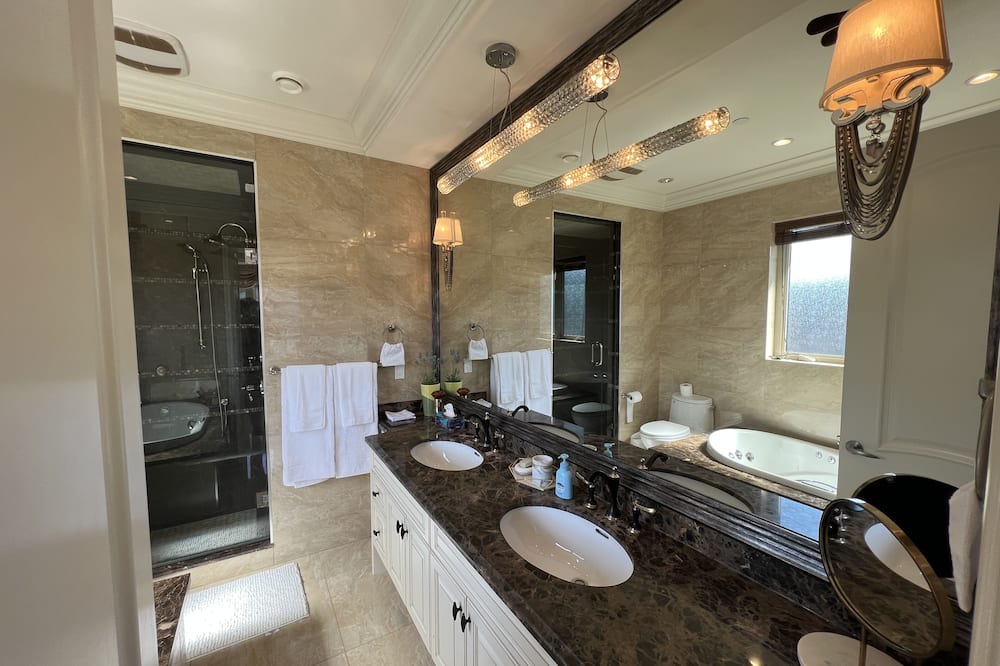 Photo of Bathroom in Arbutus Ridge