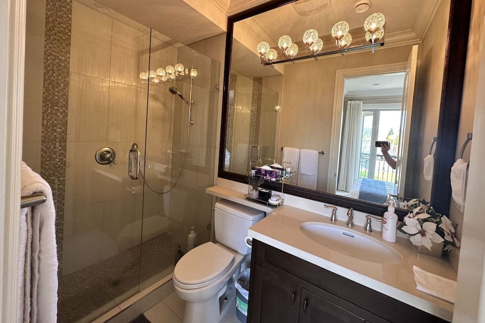 Photo of Bathroom in Arbutus Ridge