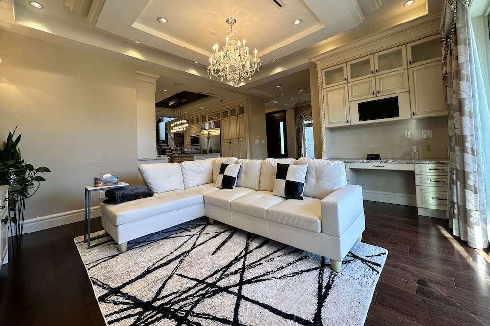 Photo of Livingroom in Arbutus Ridge