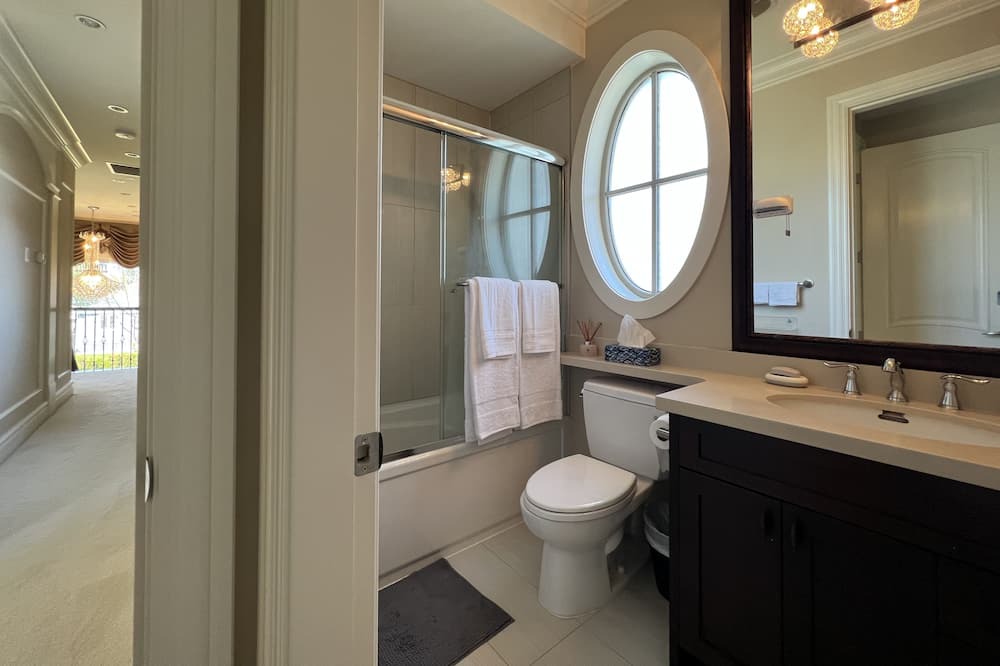 Photo of Bathroom in Arbutus Ridge