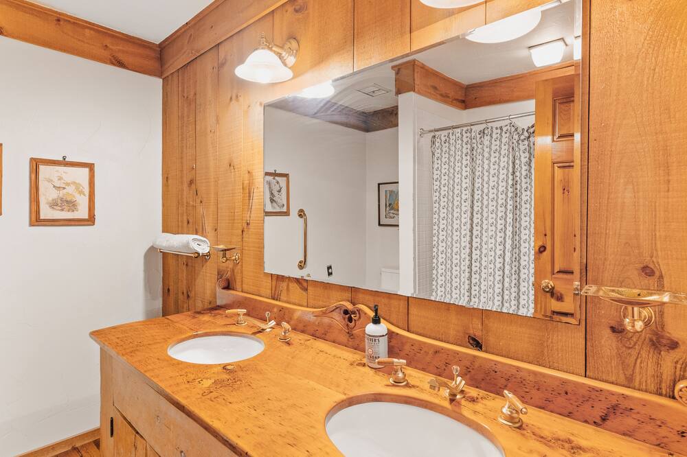 Photo of Bathroom in Dysart et al
