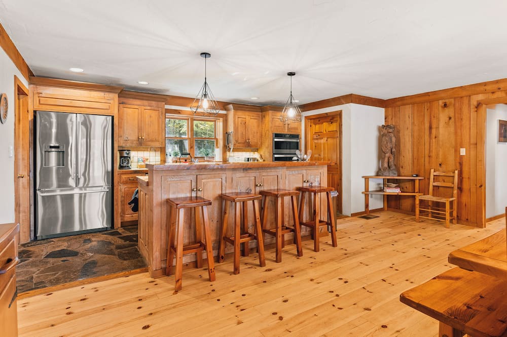 Photo of Kitchen in Dysart et al