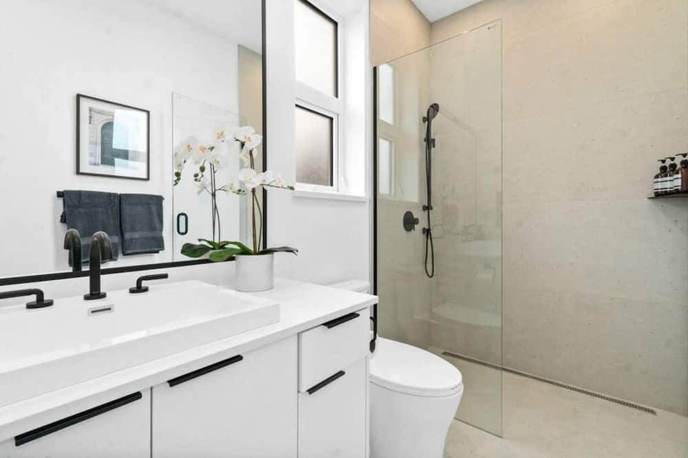 Photo of Bathroom in Sunset