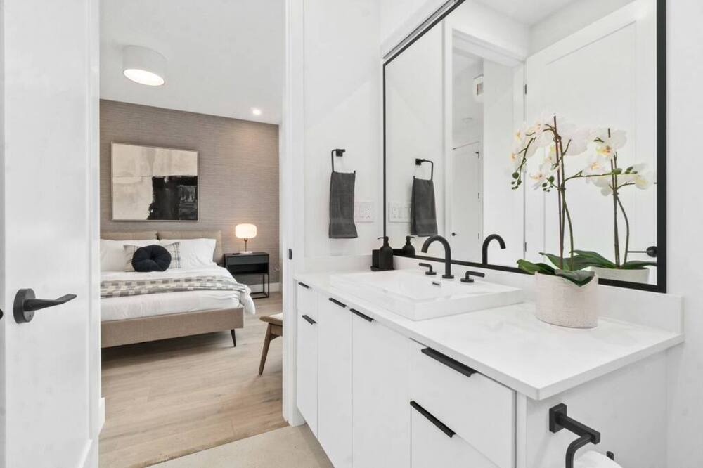 Photo of Bathroom in Sunset