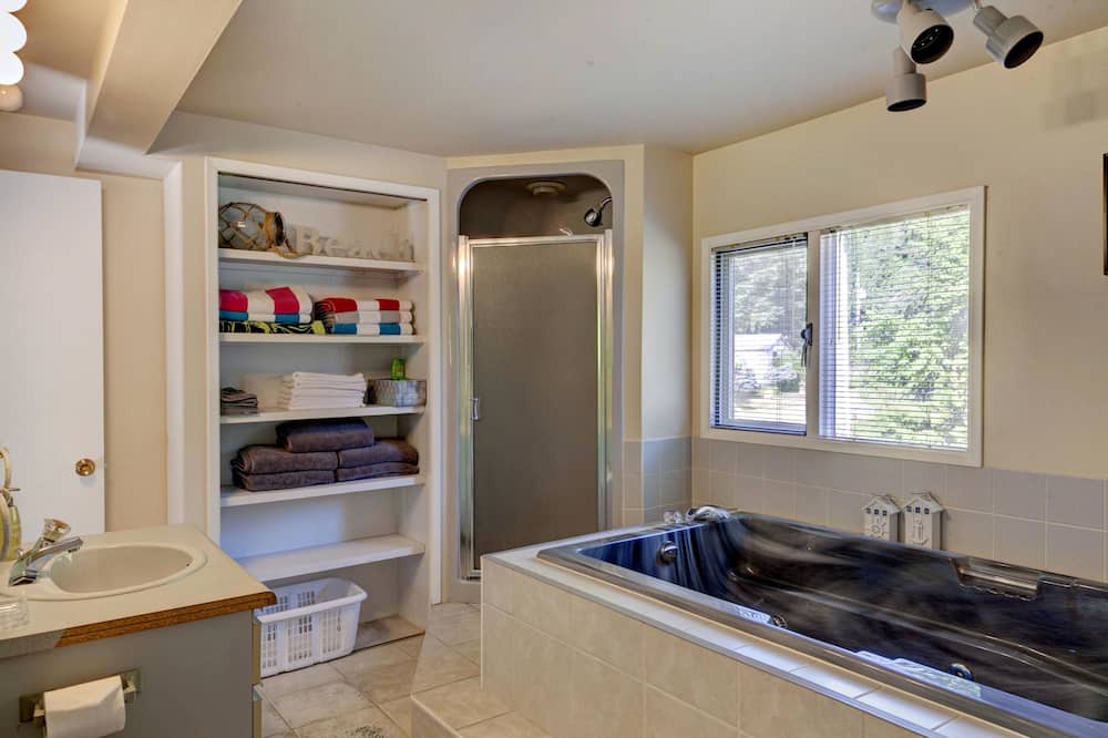 Photo of Bathroom in Swansea Point