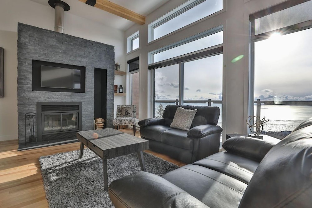 Photo of Livingroom in Petite-Riviere-Saint-Francois