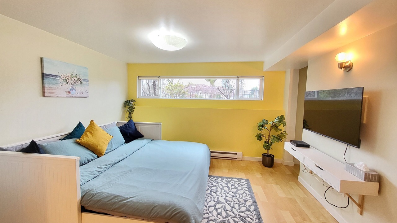 Photo of Livingroom in Renfrew-Collingwood