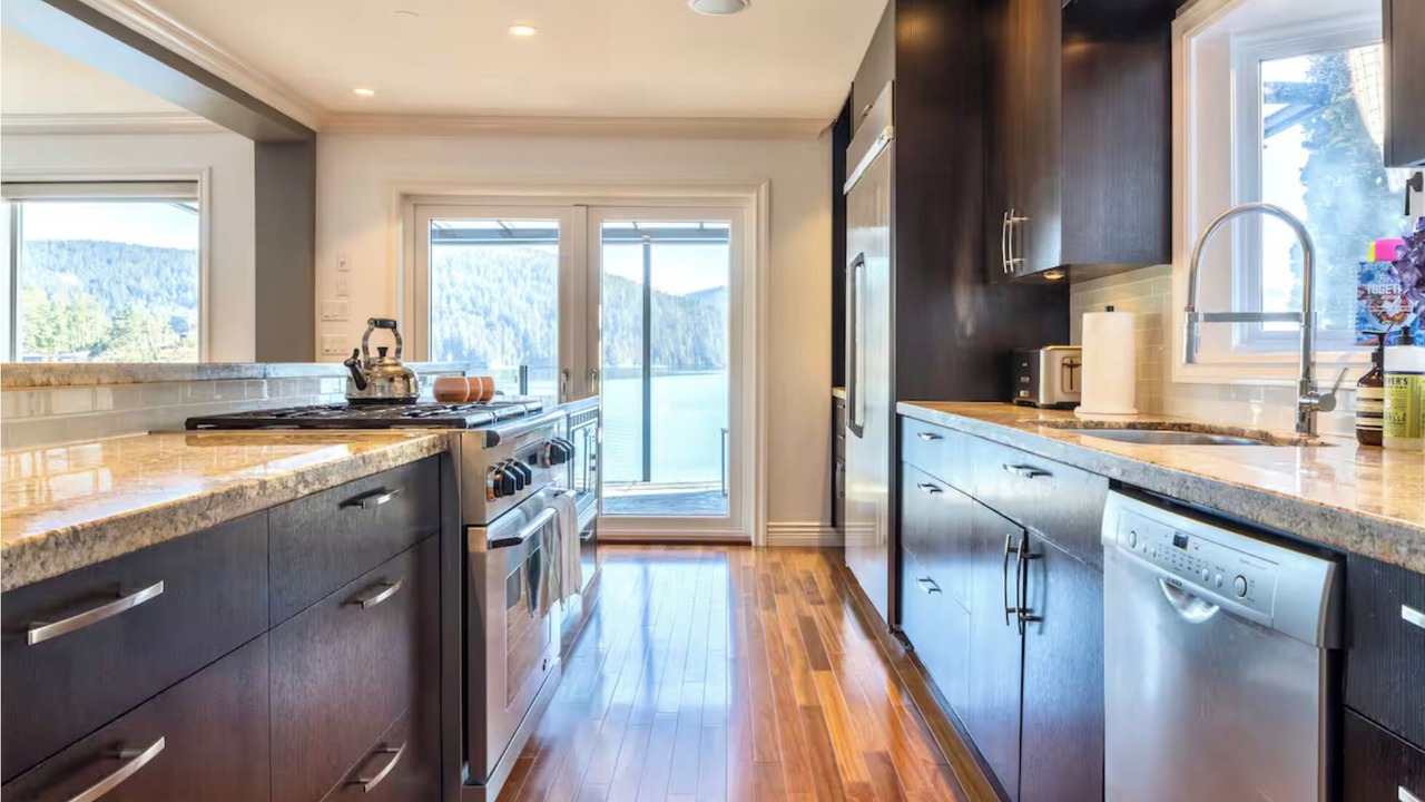 Photo of Kitchen in District of North Vancouver