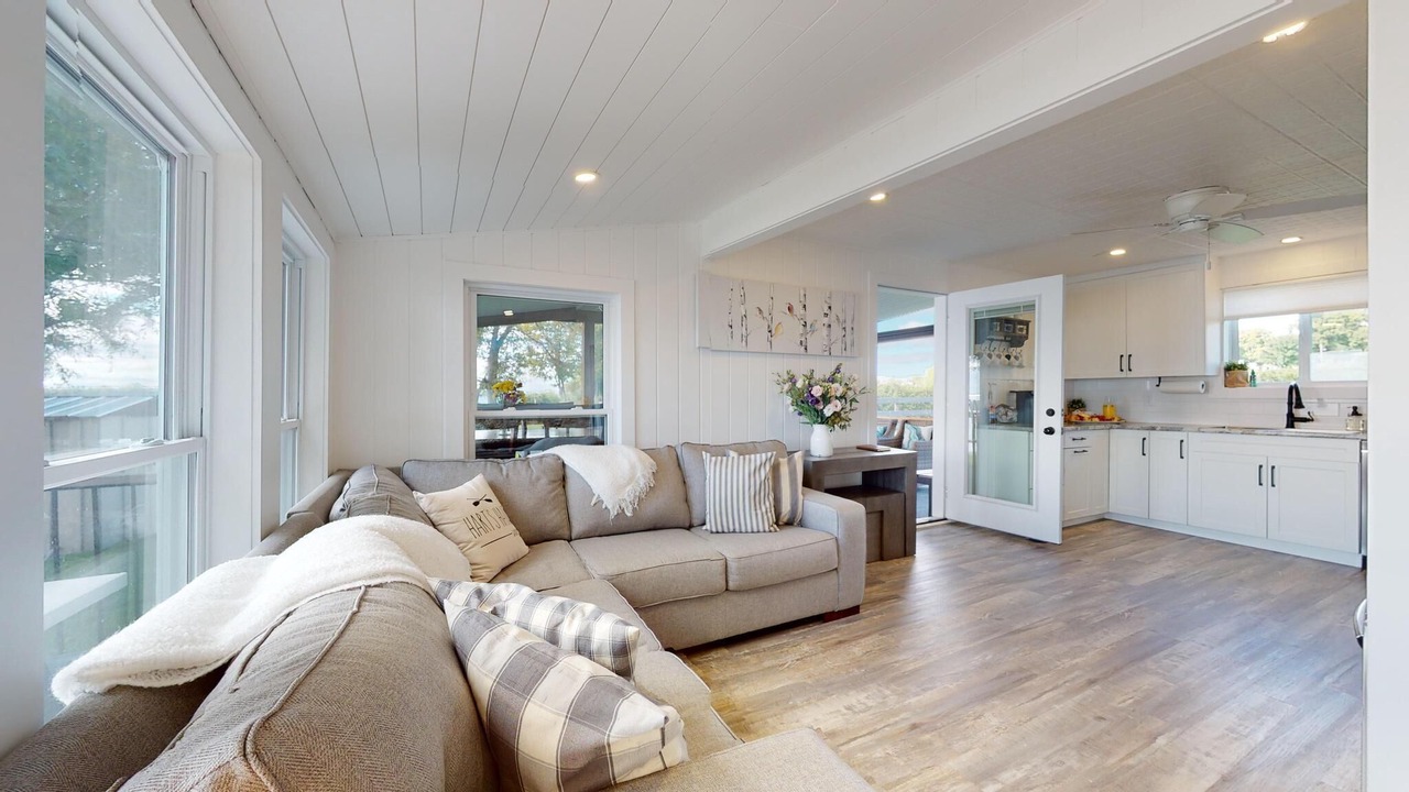 Photo of Livingroom in Waupoos