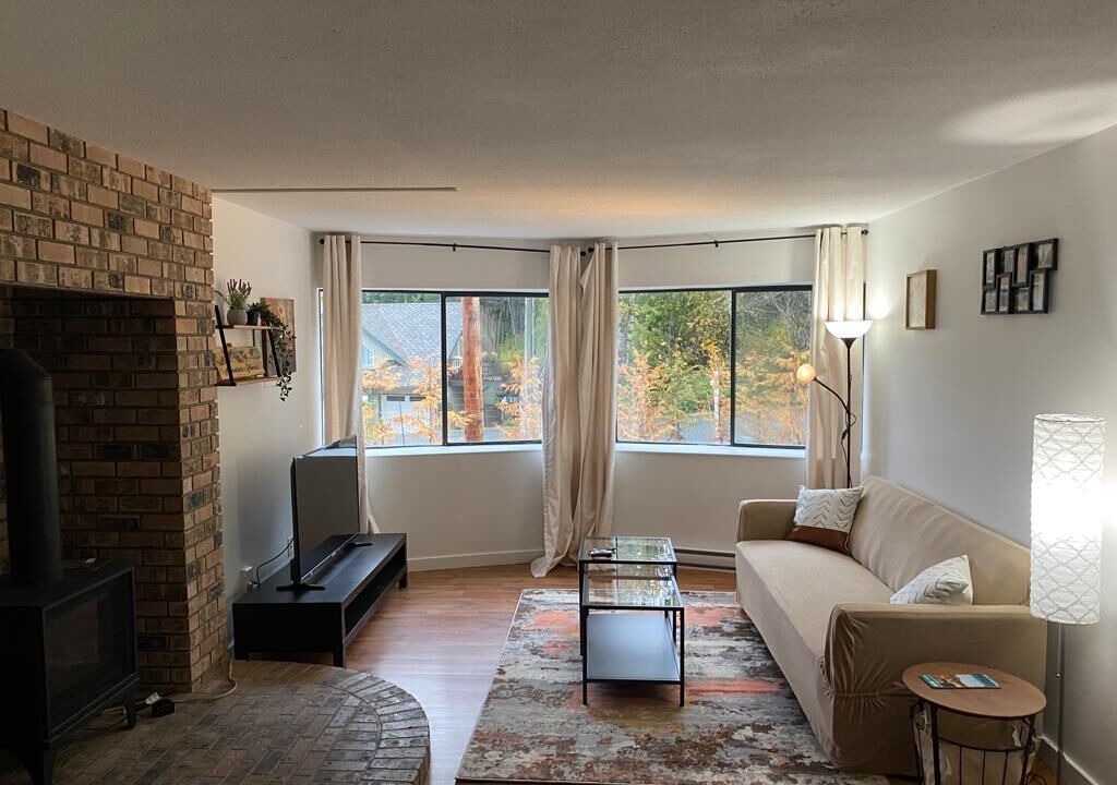 Photo of Livingroom in Departure Bay