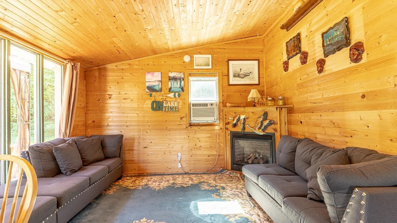 Photo of Livingroom in East Garafraxa