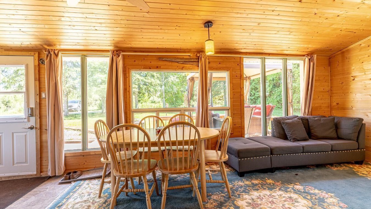 Photo of Livingroom in East Garafraxa