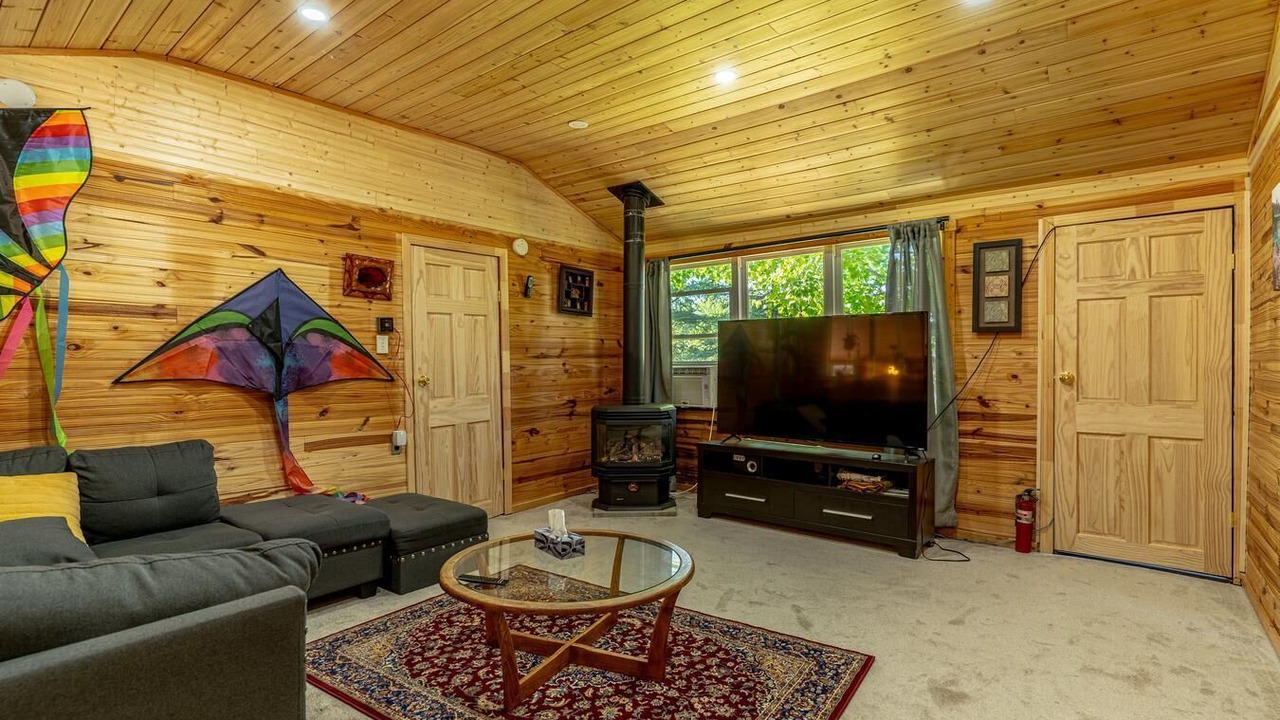 Photo of Livingroom in East Garafraxa