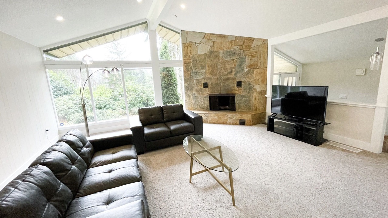 Photo of Livingroom in Saanich