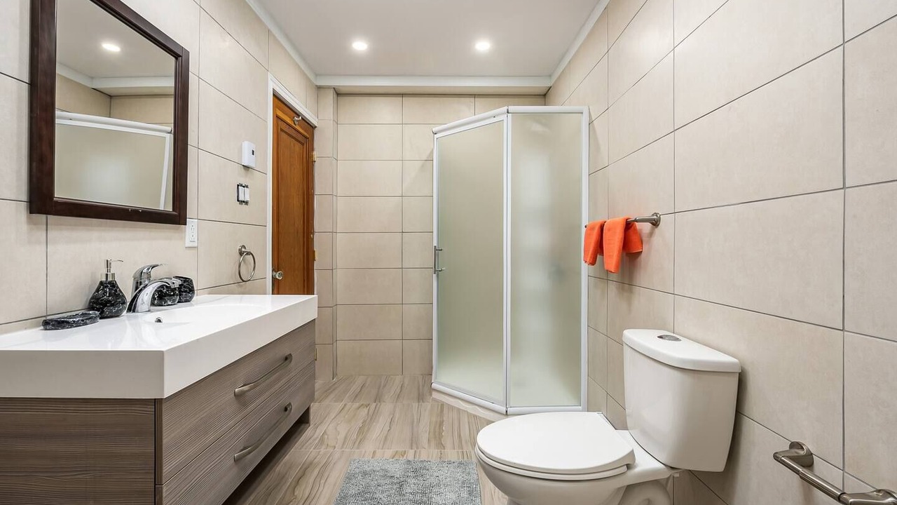 Photo of Bathroom in La Petite-Patrie
