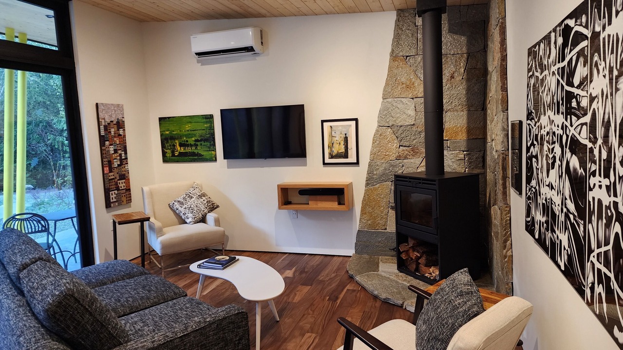 Photo of Livingroom in Madeira Park