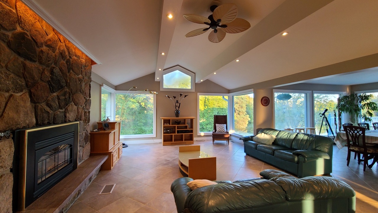 Photo of Livingroom in Whitchurch-Stouffville