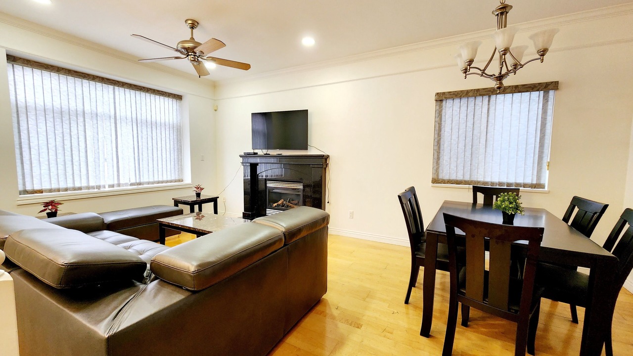 Photo of Livingroom in Renfrew-Collingwood