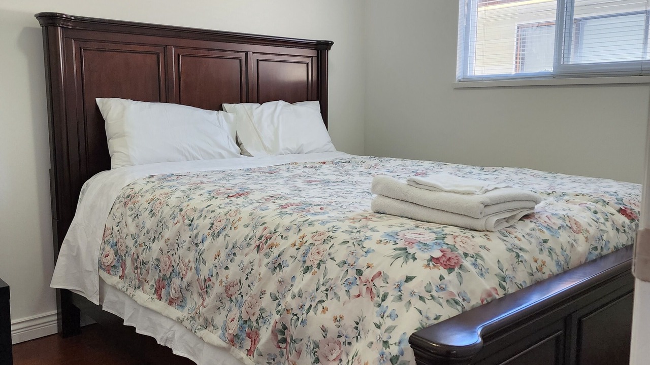 Photo of Bedroom in Renfrew-Collingwood