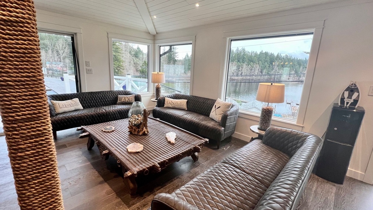 Photo of Livingroom in Shawnigan Lake