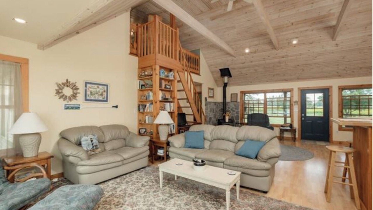 Photo of Livingroom in Wolfe Island
