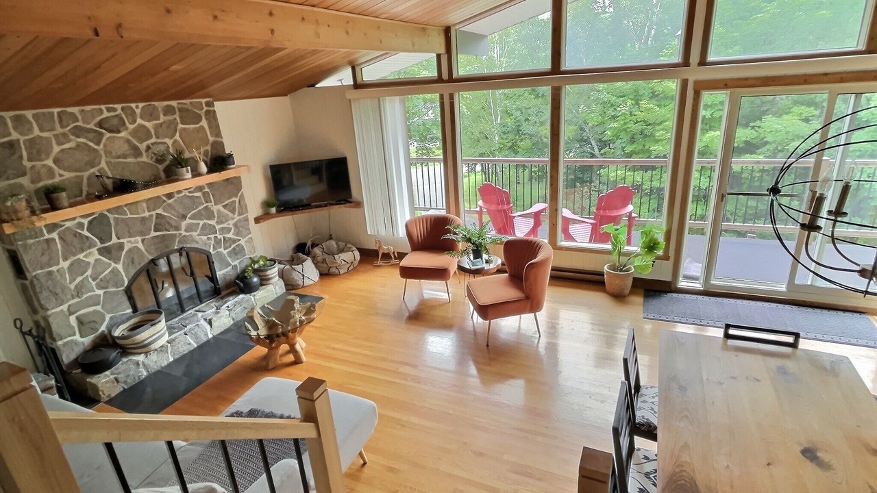 Photo of Livingroom in Lac-des-Seize-Iles