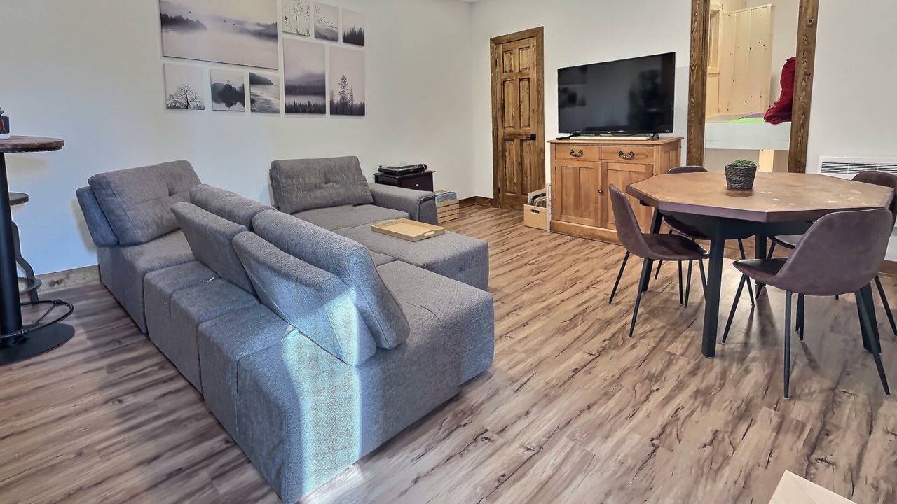 Photo of Livingroom in Lac-des-Seize-Iles