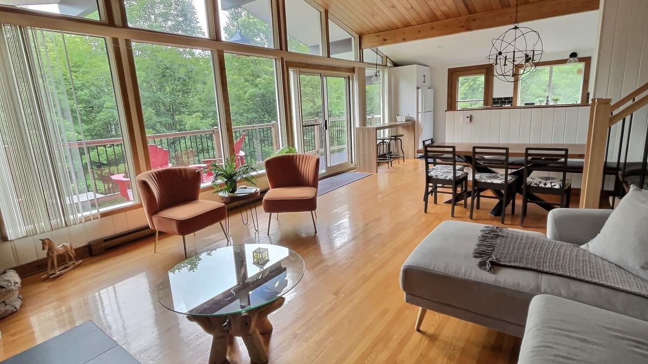 Photo of Livingroom in Lac-des-Seize-Iles