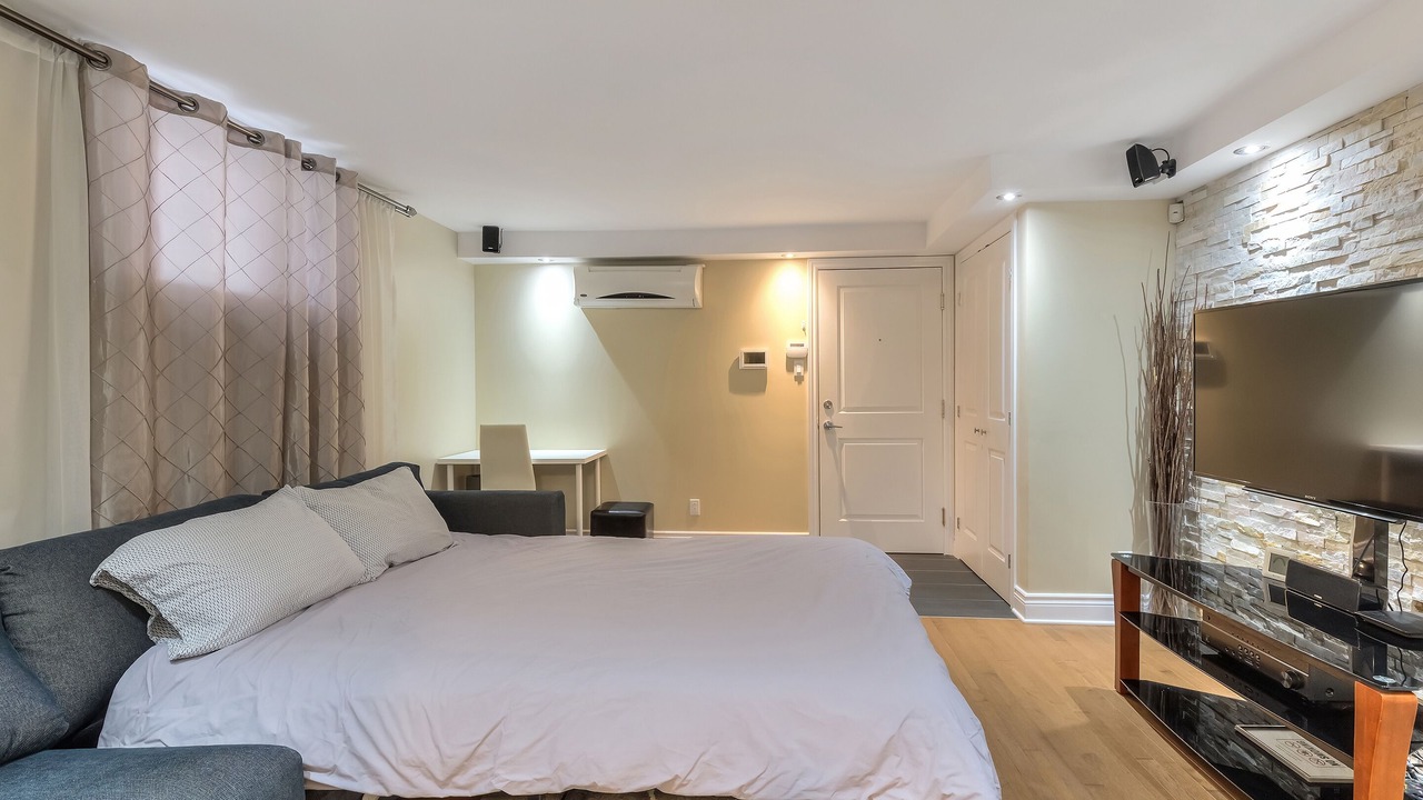 Photo of Bedroom in Cote-Des-Neiges—Notre-Dame-De-Grace