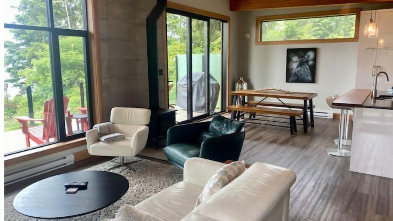 Photo of Livingroom in Juan de Fuca Electoral Area