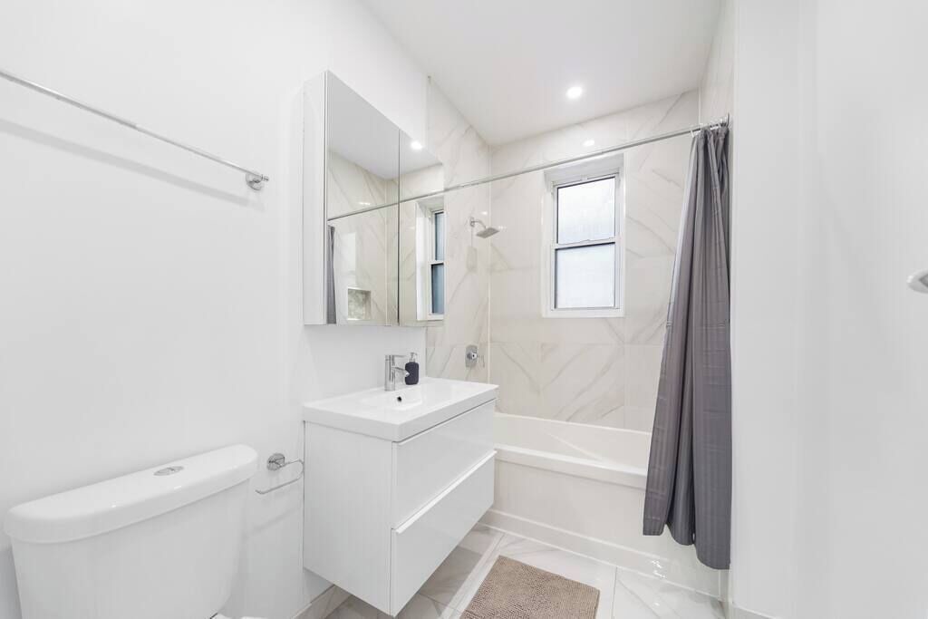 Photo of Bathroom in Cote-Des-Neiges—Notre-Dame-De-Grace