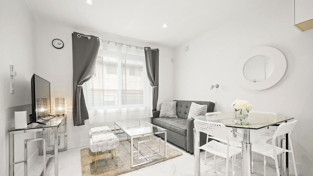 Photo of Livingroom in Renfrew-Collingwood