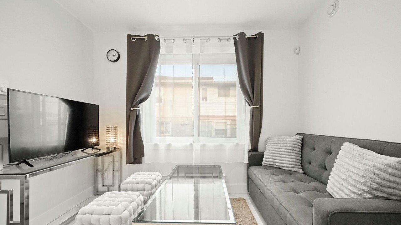 Photo of Livingroom in Renfrew-Collingwood