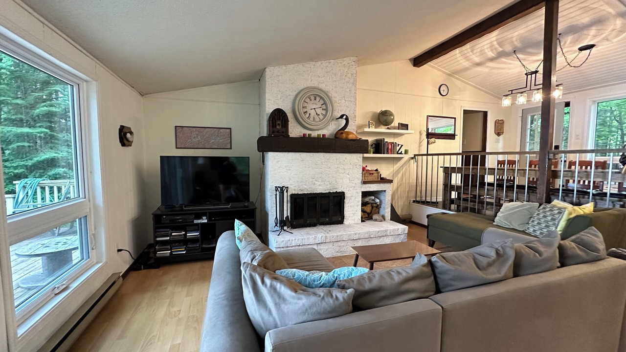 Photo of Livingroom in Algonquin Highlands