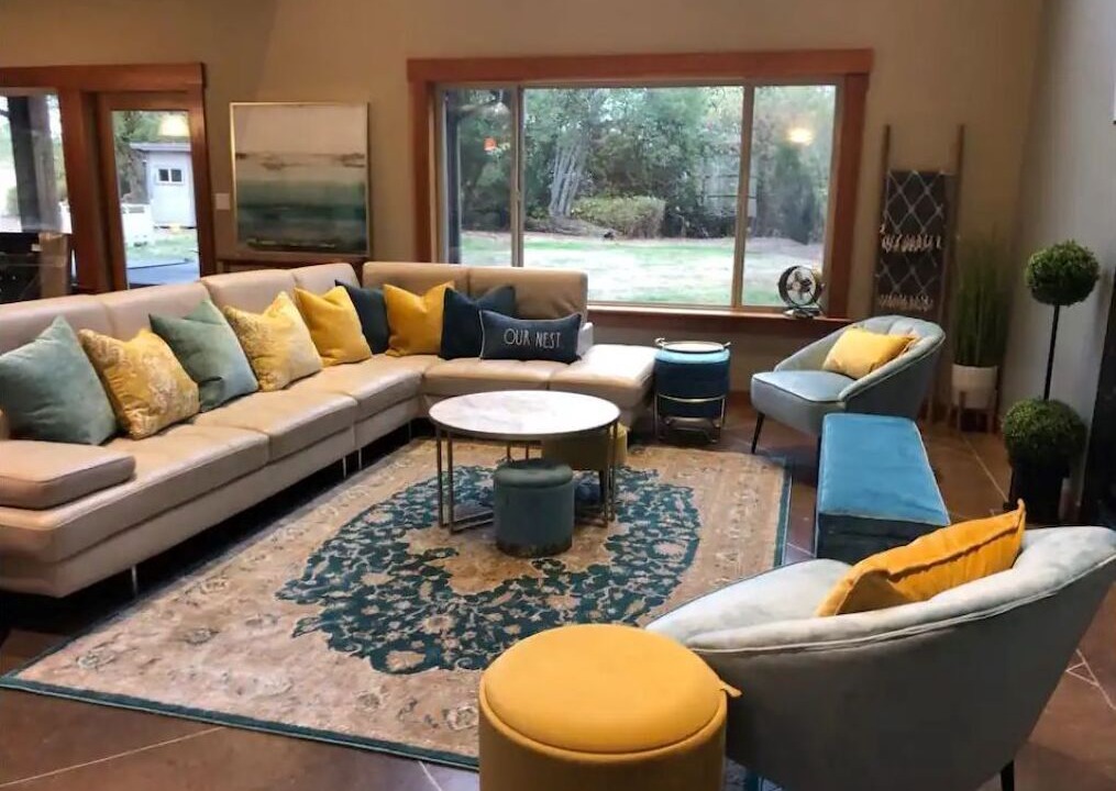 Photo of Livingroom in Central Saanich