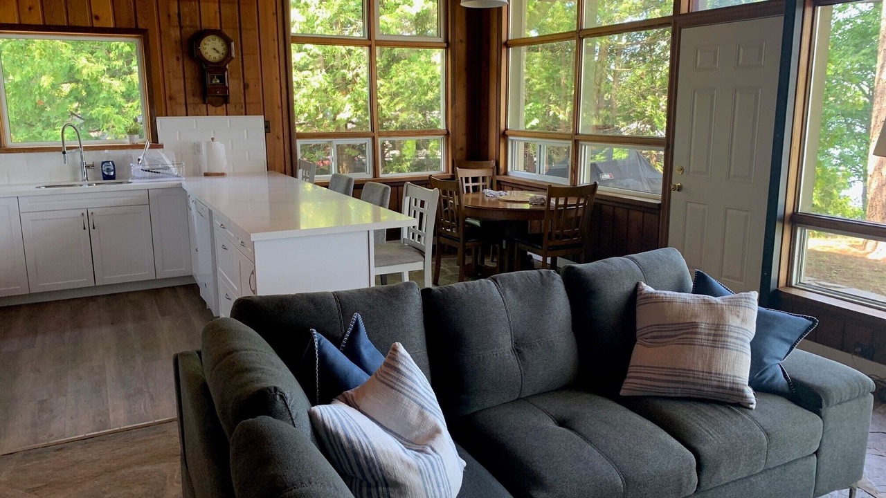 Photo of Livingroom in Honey Harbour