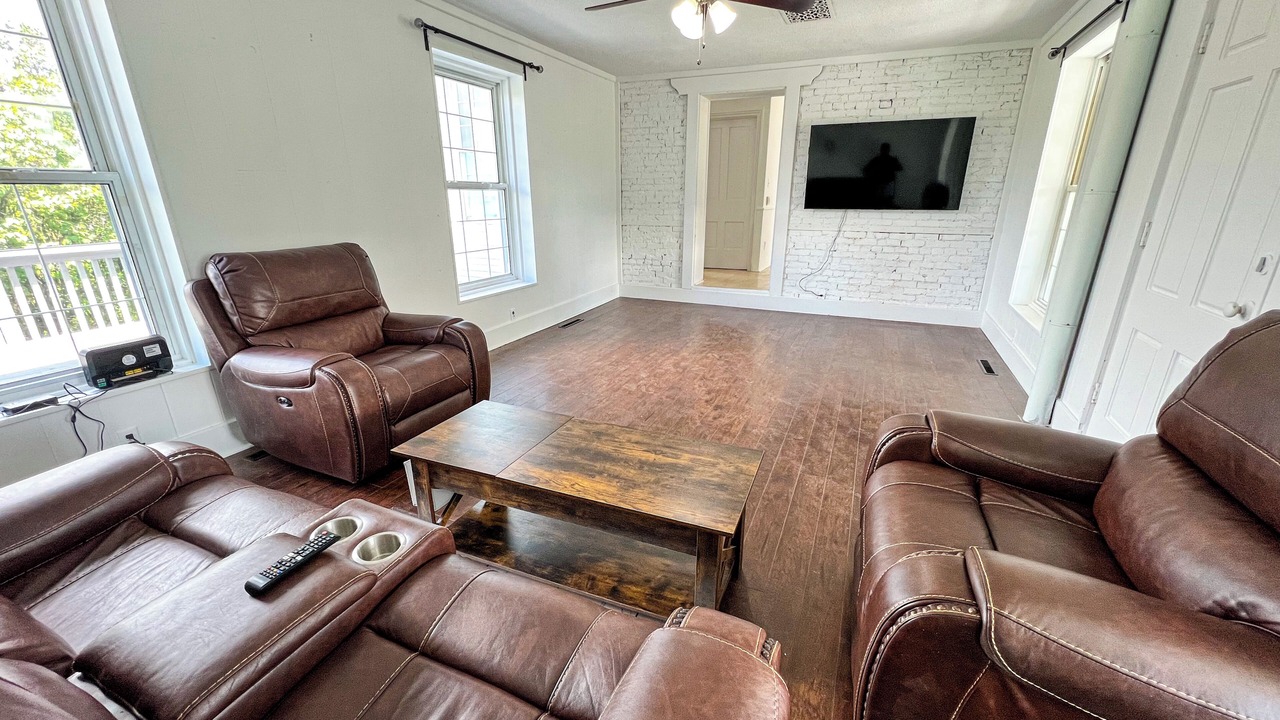 Photo of Livingroom in Halton Regional Municipality