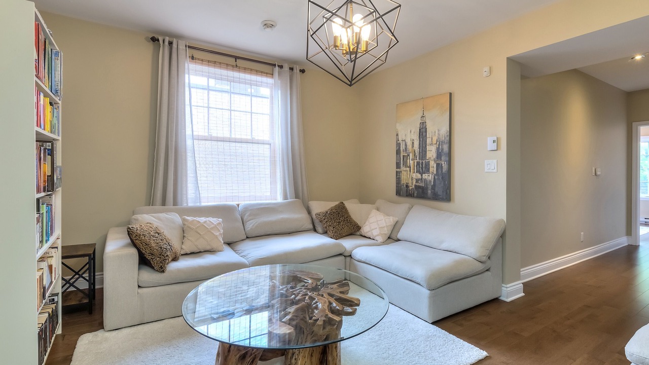 Photo of Livingroom in Cote-Des-Neiges—Notre-Dame-De-Grace